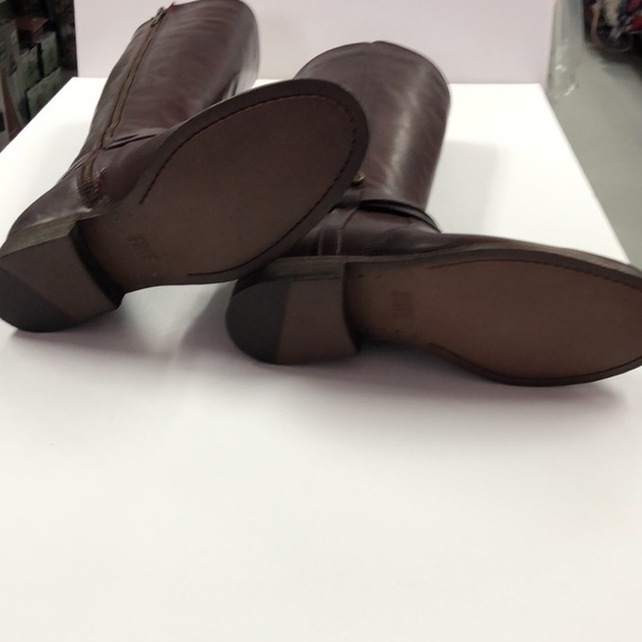 New. Frey Melissa belted tall boots. Size 5.5 M. 1639 - Picture 5 of 7